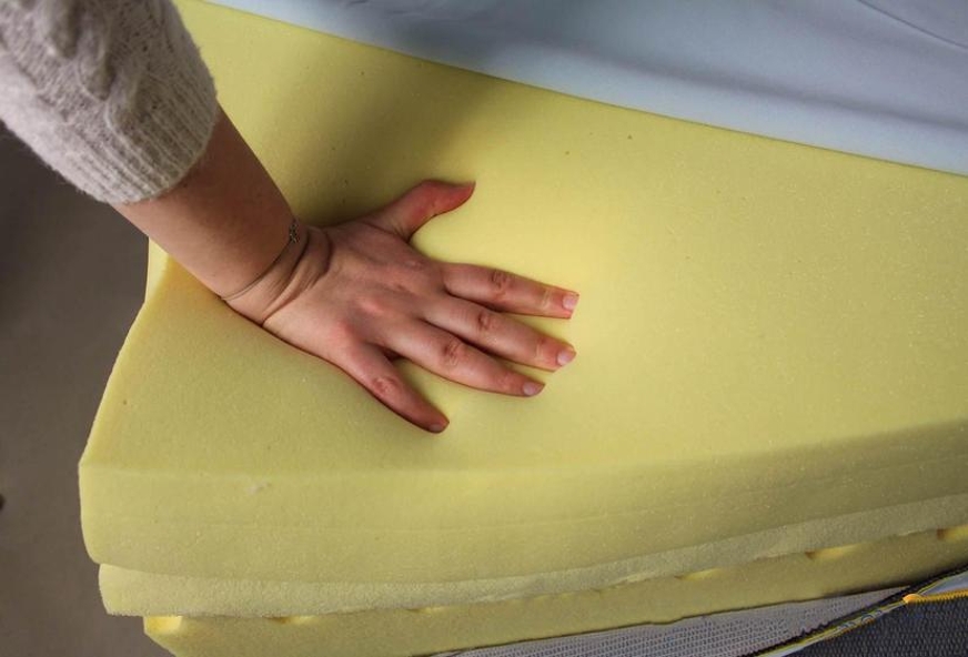 Hand op traagschuim